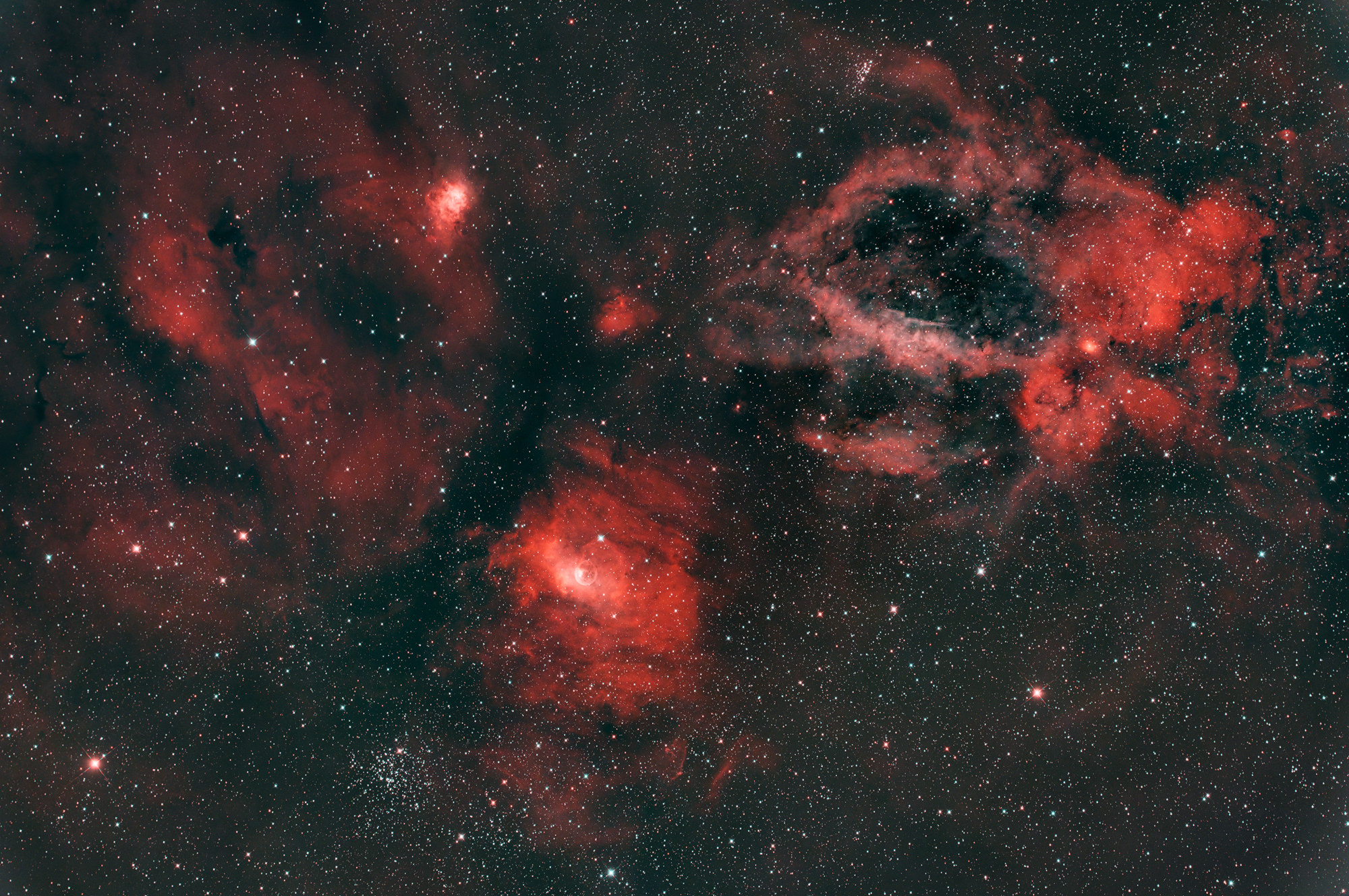Der Hummerscherennebel Sh2-157 ist ein heller Emissionsnebel im Sternbild Kassiopeia. Links unterhalb der Blasennebel NGC7635 und wiederum links unterhalb der offene Sternhaufen M52.